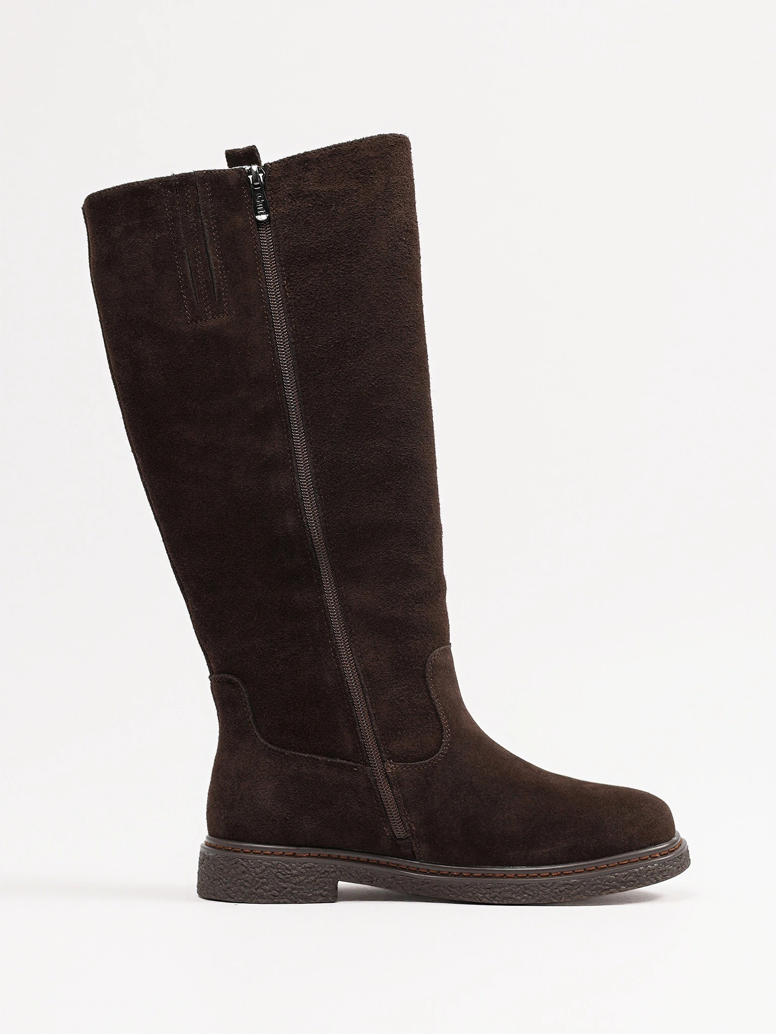 Сапоги коричневого цвета из натуральной замши на низком каблуке